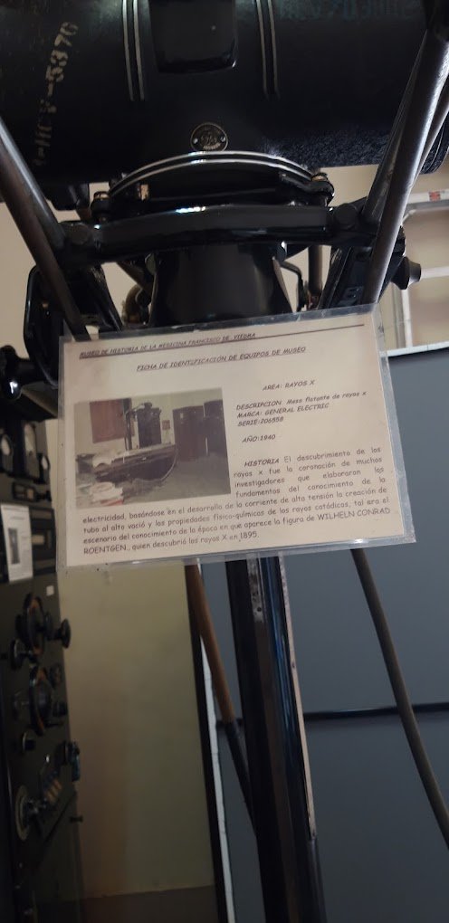 Equipo médico con ficha histórica